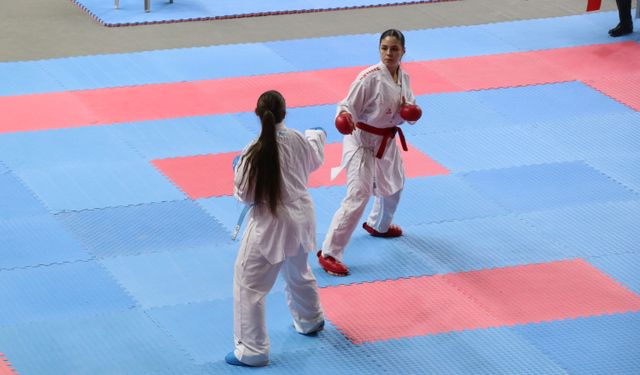 Burdur'da Üniversiteler Arası Karate Türkiye Şampiyonası başladı