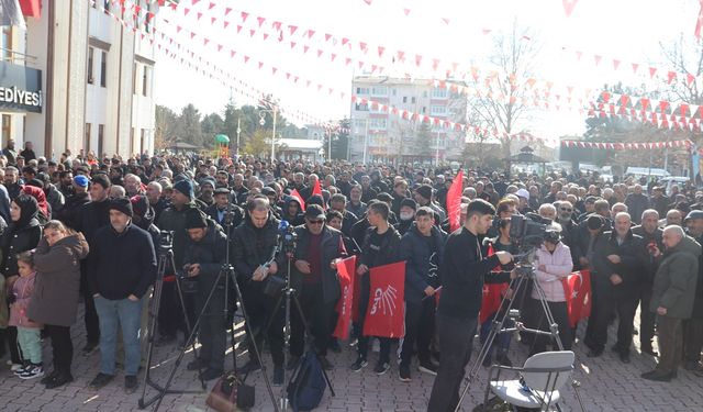 CHP'nin kesin ihraç talebiyle disipline sevk ettiği Yazıhan Belediye Başkanı Göçer miting düzenledi: