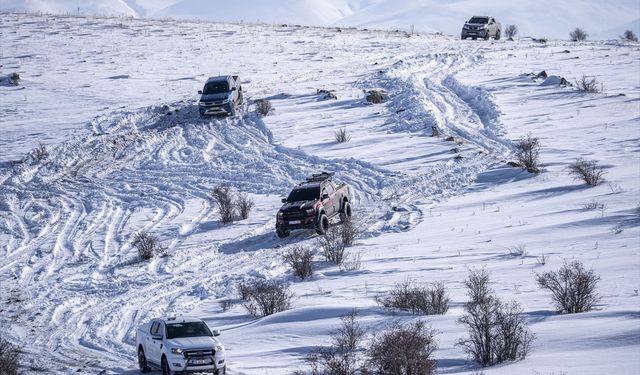 Erzurum'da karlı dağları aşan maceraseverler, doğaya yem bırakıp 'kar raftingi' yaptı