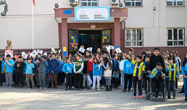 Fenerbahçe Başkanı Sadettin Saran, ilkokul öğrencileriyle bir araya geldi