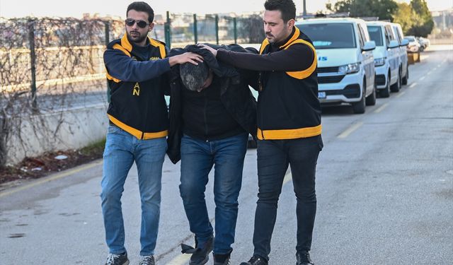 GÜNCELLEME - Adana'da işçi servisinin camını kaskla kıran motosikletlinin ehliyetine el konuldu