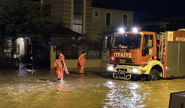 GÜNCELLEME - Antalya'da etkili olan fırtına ve hortum bazı ev, sera ve araçlara zarar verdi