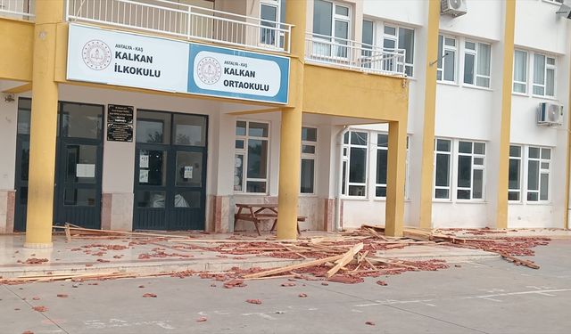 Kaş'ta fırtınada bazı ağaçlar kökünden söküldü, elektrik direkleri devrildi