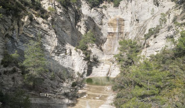 Yaz aylarında kuruyan Adana'daki Şarlayan Şelalesi yeniden akmaya başladı