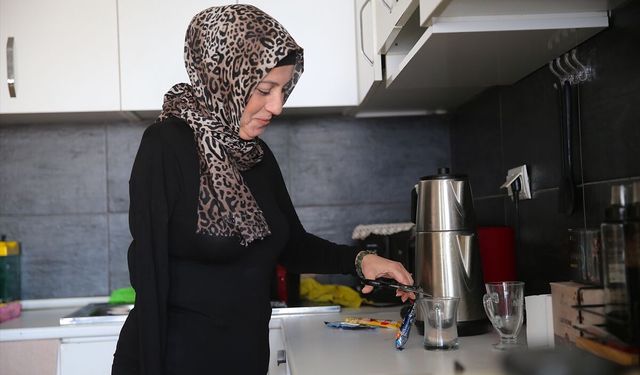 6 ŞUBAT DEPREMLERİNİN ÜÇÜNCÜ YILI - İki bacağı ve bir kolunu kaybeden depremzede kadın, eşini özlemle anıyor