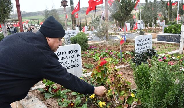 Adana'da 6 Şubat depremlerinde hayatını kaybedenler mezarları başında anıldı