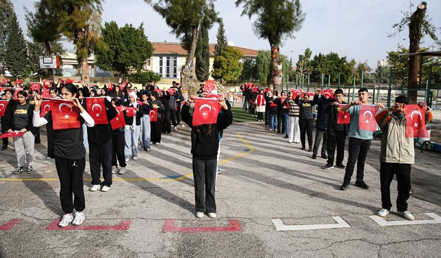 Adana'da ortaokul öğrencilerinden Türk bayraklı koreografi