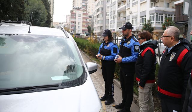 Adana'da polis ekipleri okulların çevresinde denetim yaptı