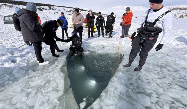 Akademisyen ve öğrenciler dondurucu soğukta buzla kaplı Çıldır Gölü'ne daldı