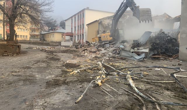 Aladağ'da depreme dayanıksız oldukları belirlenen 3 okulun yıkımına başlandı