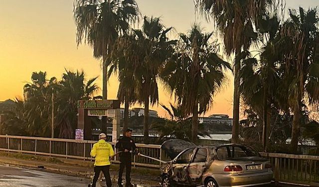 Alanya'da kazada alev alan otomobildeki yangın söndürüldü