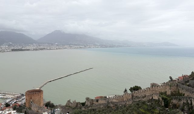 Alanya'da sağanak sonrası denizin rengi değişti