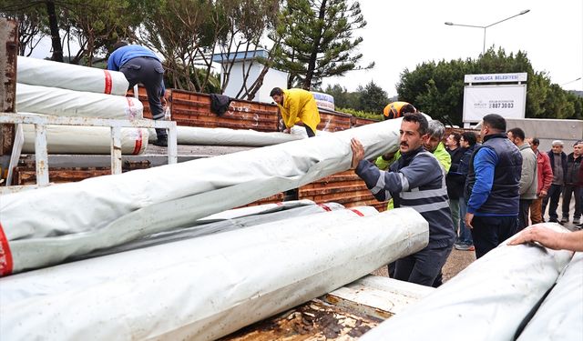 Antalya'da hortum ve fırtınadan zarar gören üreticiye sera naylonu dağıtıldı