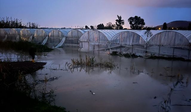 Antalya'da kuvvetli sağanak hayatı olumsuz etkiliyor