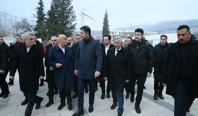Bakan Kurum, Kahramanmaraş'ta depremde hayatını kaybedenler için düzenlenen programa katıldı: