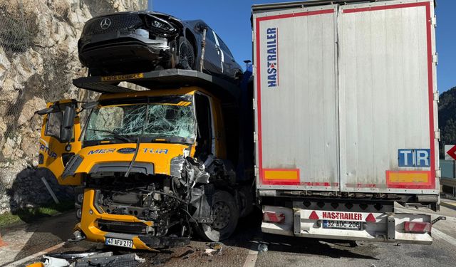 Burdur'da 2 tırın çarpıştığı kazada sürücüler yaralandı