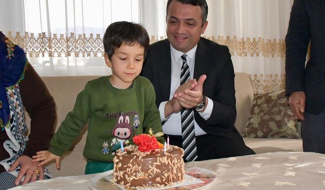 Dörtyol Kaymakamı Keklik'ten annesi vefat eden çocuğa doğum günü sürprizi