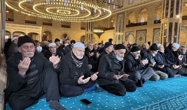 Kahramanmaraş'ta 6 Şubat depremlerinde hayatını kaybedenler için camilerde dua edildi