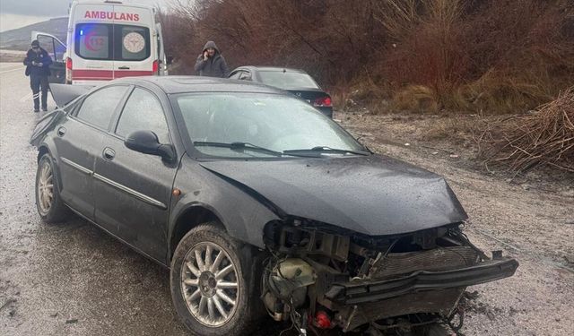 Malatya'da devrilen otomobildeki 5 kişi yaralandı