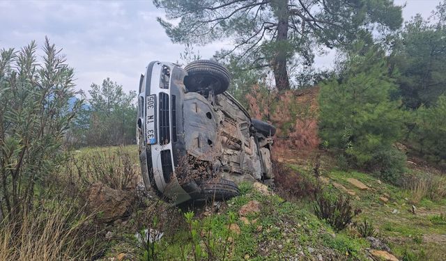 Adana'da devrilen otomobildeki 2 kişi yaralandı