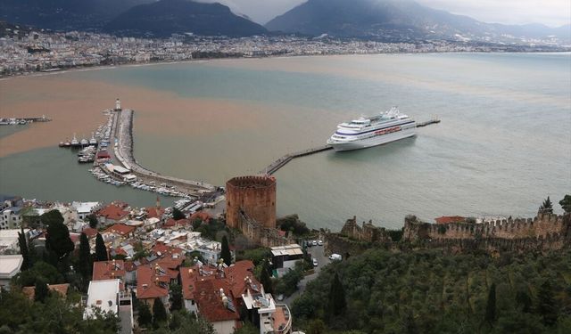 Alanya'da sağanak sonrası denizin rengi değişti