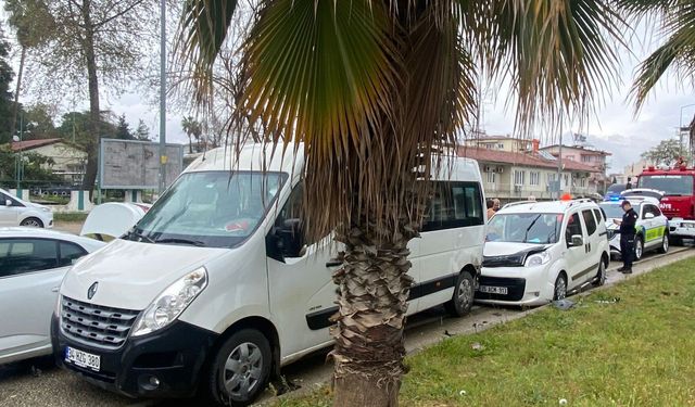 Antalya'da 4 aracın karıştığı zincirleme kazada 1 kişi yaralandı