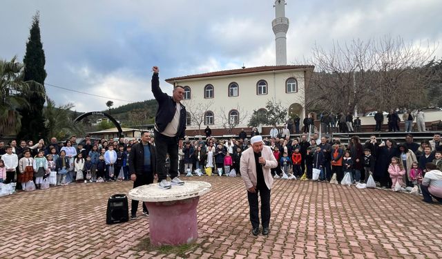 Antalya'da çocuklara bayram şekeri dağıtma geleneği sürdürüldü