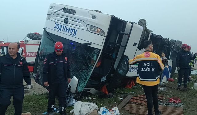 GÜNCELLEME - Adana'da devrilen yolcu otobüsündeki 2 kişi öldü, 23 kişi yaralandı