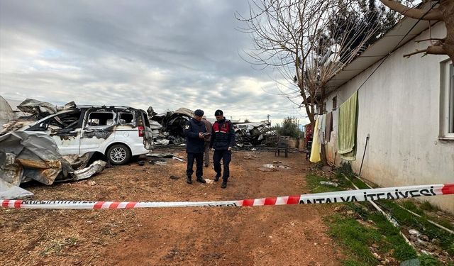GÜNCELLEME - Antalya'da bir konteynerde çıkan yangında 5'i çocuk 6 kişi öldü