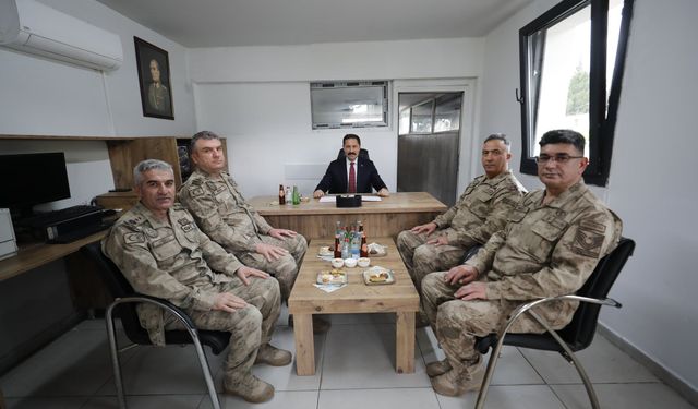 Hatay Valisi Masatlı, görev başındaki güvenlik güçleri ve vatandaşlarla bayramlaştı