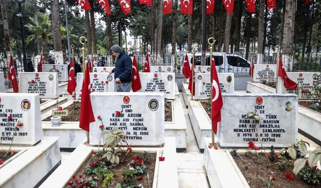 Mersin'de Ramazan Bayramı arifesinde şehitlik ziyaret edildi