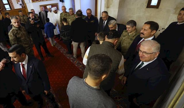 Milli Savunma Bakanı Güler, bayram namazını Hatay'da kıldı