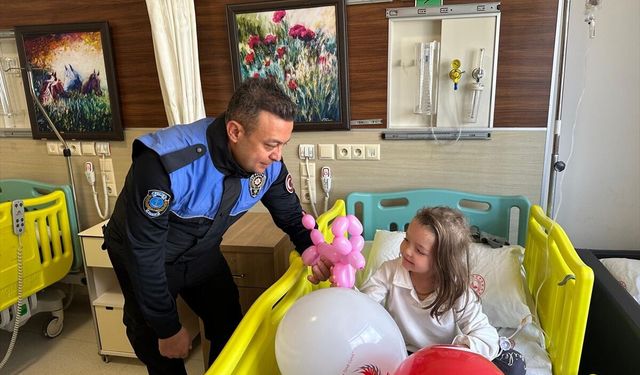 Anamur'da polis hastanede tedavi gören çocukları ziyaret etti