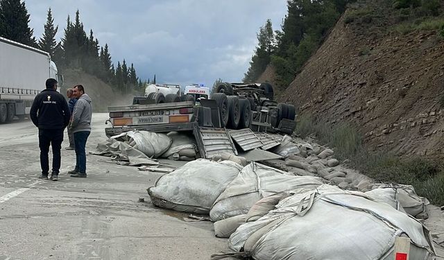 Burdur'da şarampole devrilen tırın sürücüsü yaralandı