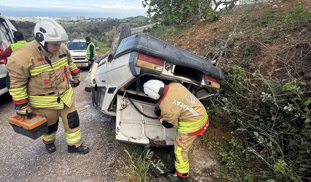 Hatay'da takla atan otomobildeki 2 kişi yaralandı