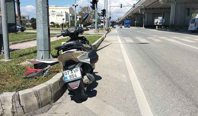 Manavgat'ta motosikletle otomobilin çarpıştığı kazada bir kişi yaralandı