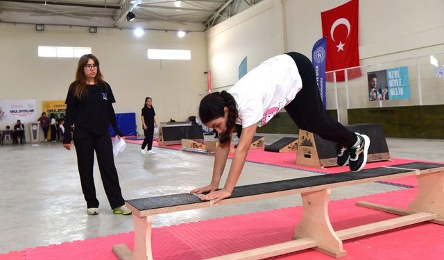 Osmaniye'de okul sporları cimnastik müsabakası yapıldı