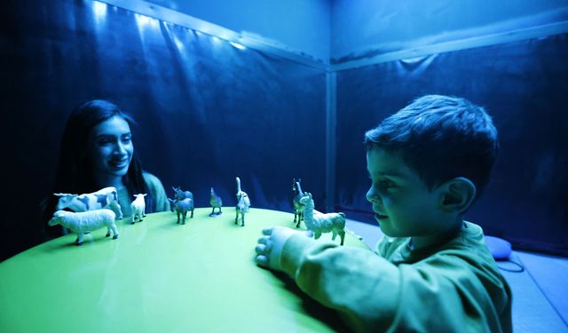 Özel gereksinimli çocuklar 'karanlık oda'da rehabilite ediliyor