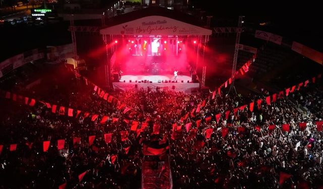 27. Tarım ve Seracılık Festivali'nde rap şarkıcısı Poizi sahne aldı