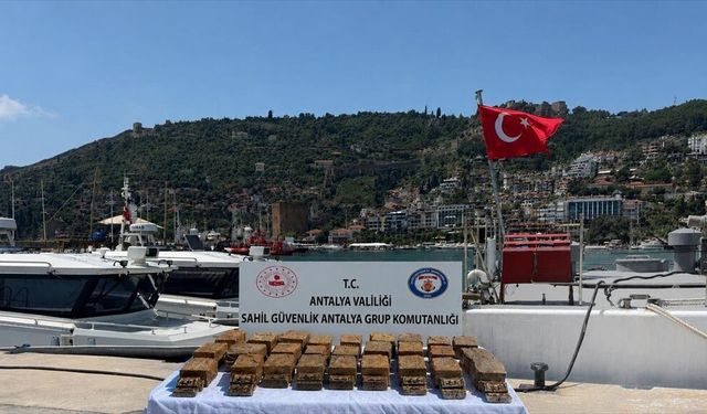 Alanya'da sahile vuran paketten 40 kilogram esrar çıktı