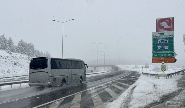 Anadolu Otoyolu'nun Ankara kesiminde kar etkili oluyor