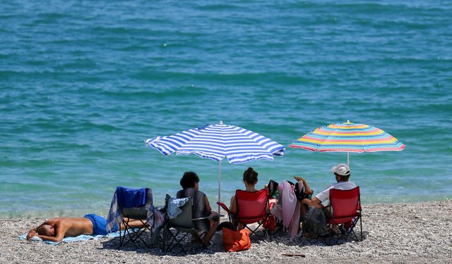 Antalya sahillerinde Kurban Bayramı'nın ilk gününde yoğunluk yaşanıyor