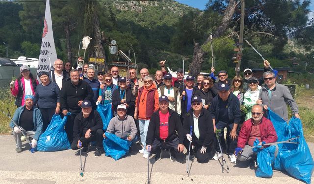 Antalya'da kamp ve karavan tutkunları Olympos'ta çevre temizliği yaptı