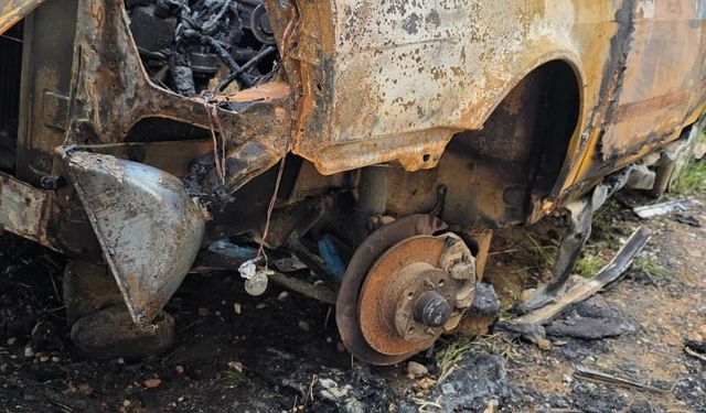 Antalya'da park halindeki yanan otomobil kullanılamaz hale geldi