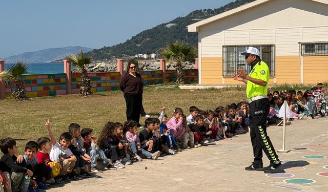 Bozyazı ilçesinde anaokulu öğrencilerine uygulamalı trafik eğitimi verildi