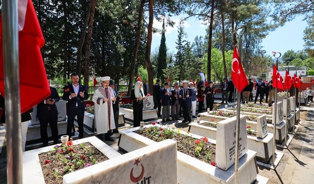 Burdur Valisi Bilgihan, şehitliği ziyaret etti