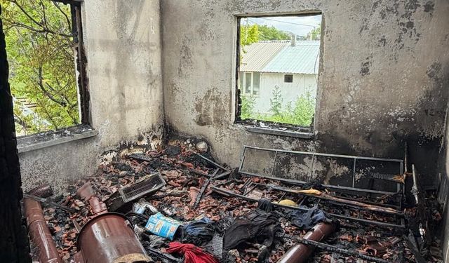 Burdur'da çıkan yangında müstakil ev kullanılamaz hale geldi