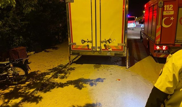 Burdur'da motosikletiyle otomobile çarpıp kamyonetin altına sıkışan sürücü öldü
