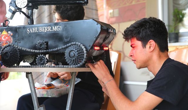 Depremzede öğrenciler, geri dönüşüm malzemeleriyle insansız kara aracı geliştirdi