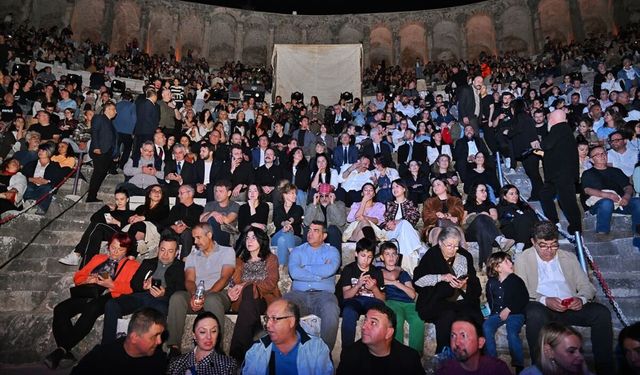 Devlet Tiyatroları Antalya 16. Uluslararası Tiyatro Festivali'nin açılış oyunu Taj Express sahnelendi